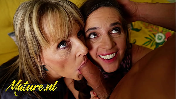 En el culo de dos amigas guarras
